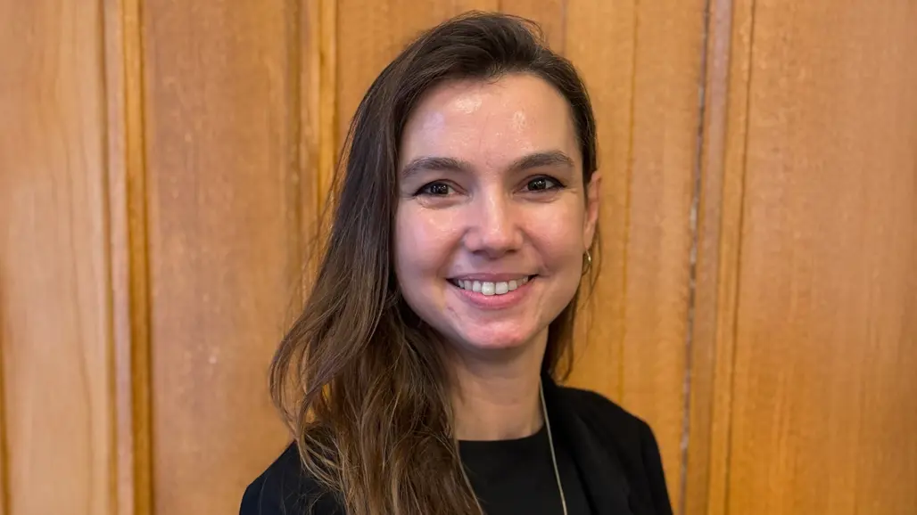 Ung kvinna med långt, mörkt hår