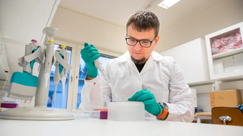 Person i laboratorium.