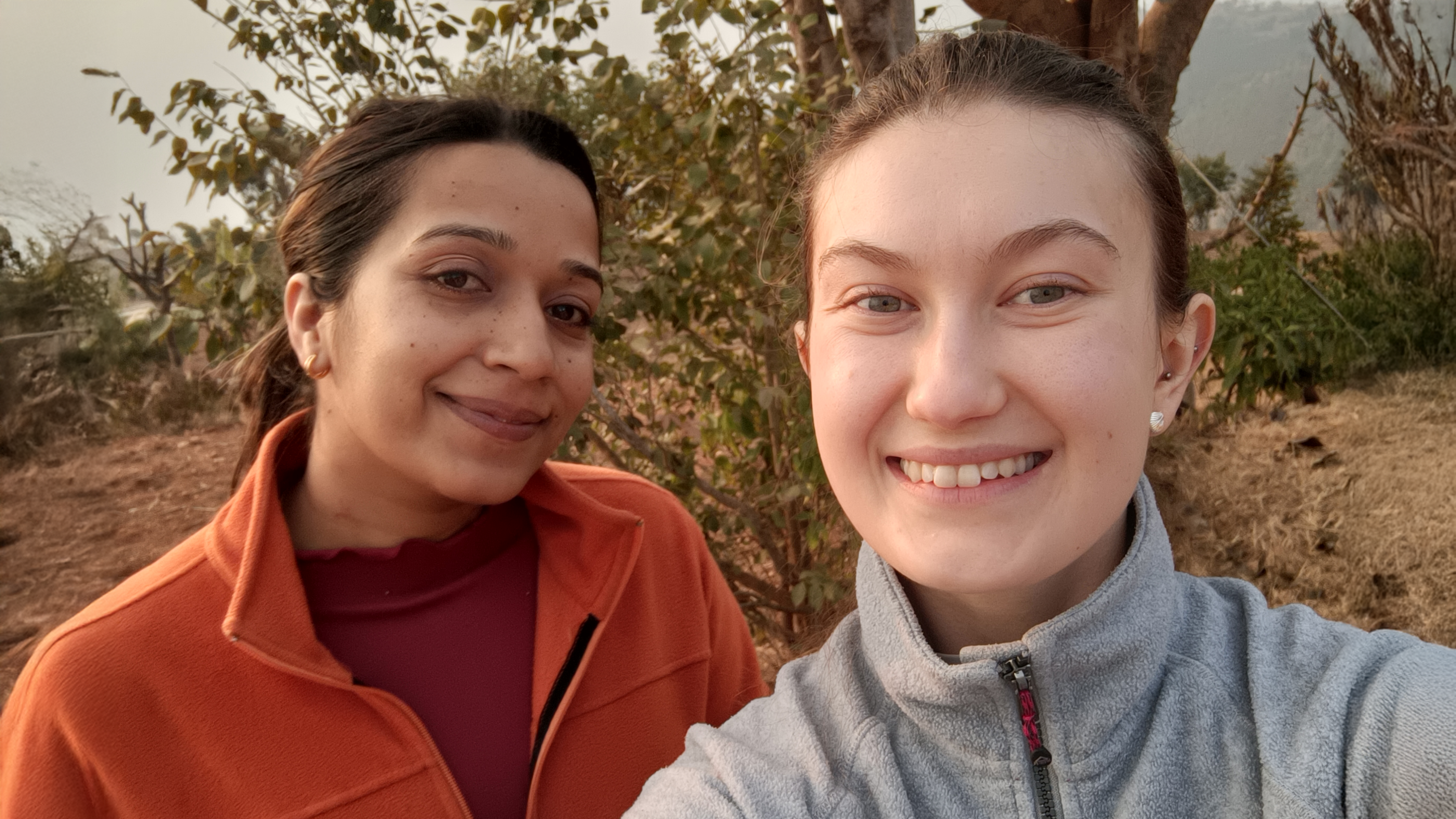 Studenten Tilde står med sin tolk och ler mot kameran.