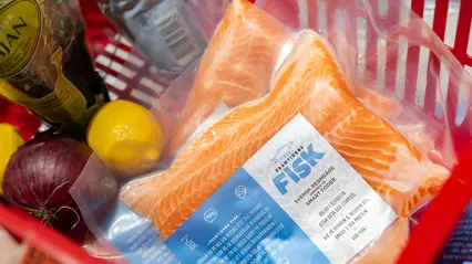 Photo of salmon from Älvdalen in a shopping basket with other groceries. Photo: Tomas Ärlemo.