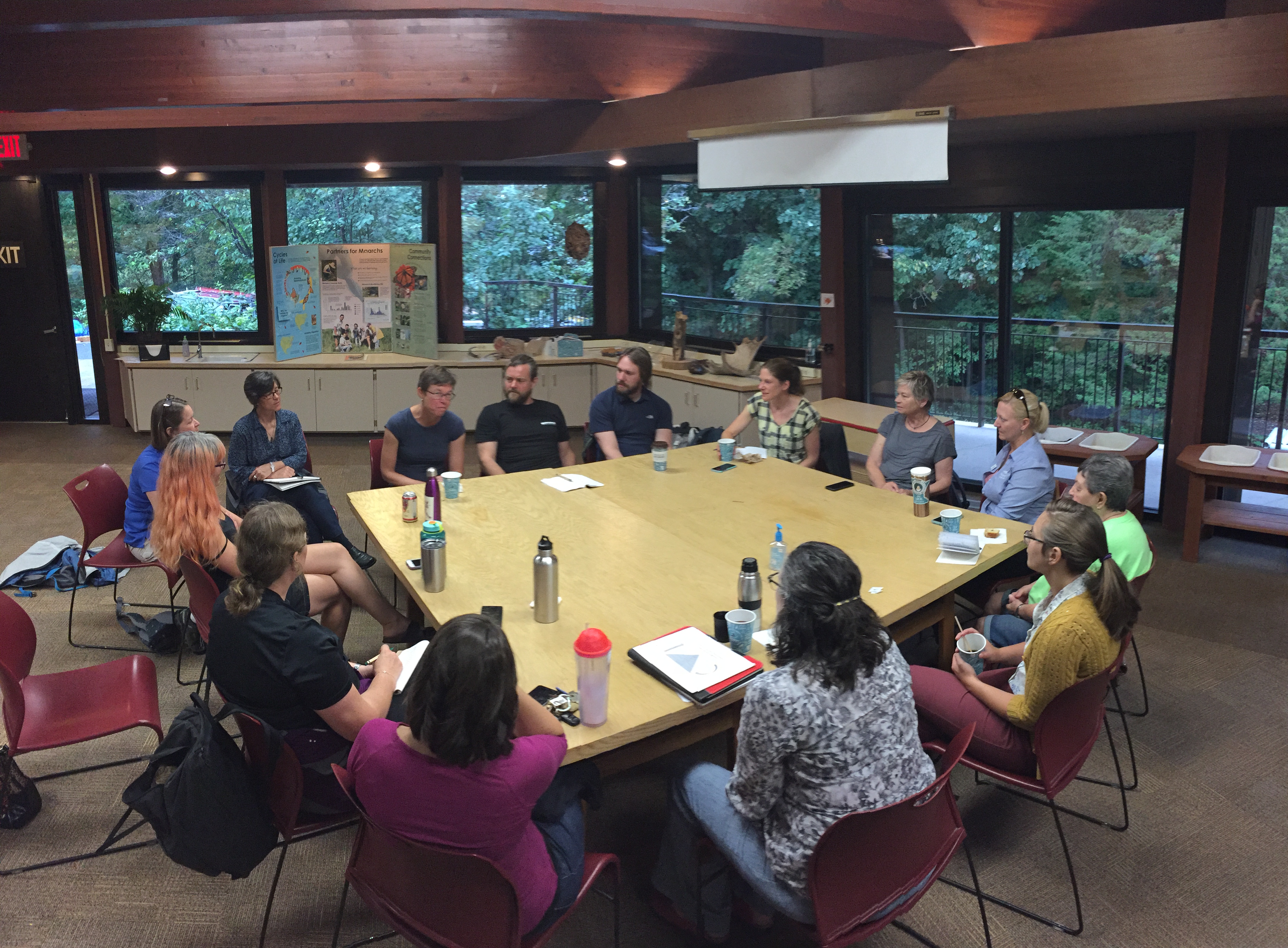 En grupp sitter runt ett stort bord