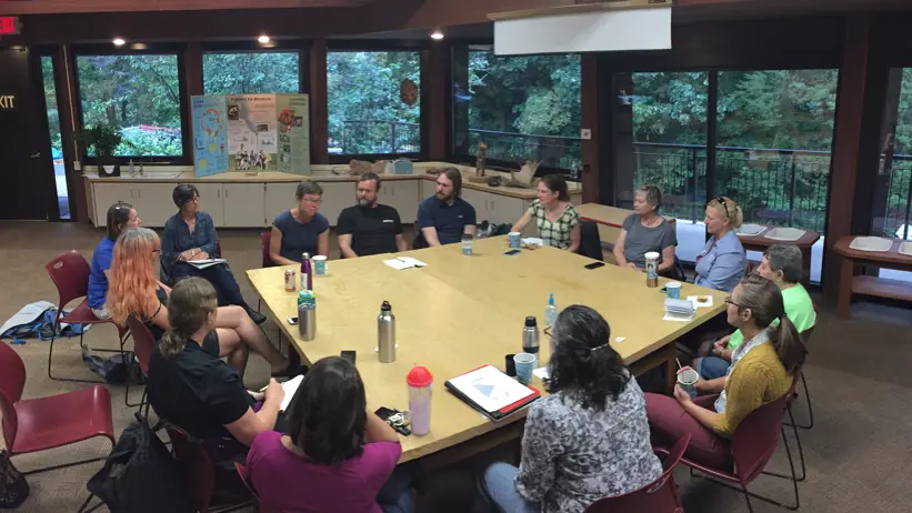 En grupp sitter runt ett stort bord