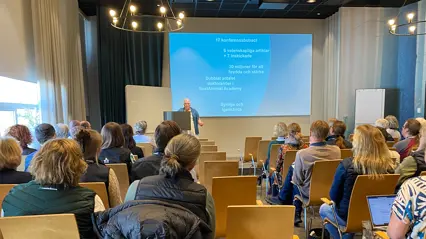 Sigrid Agenäs talar inför en publik. Foto.