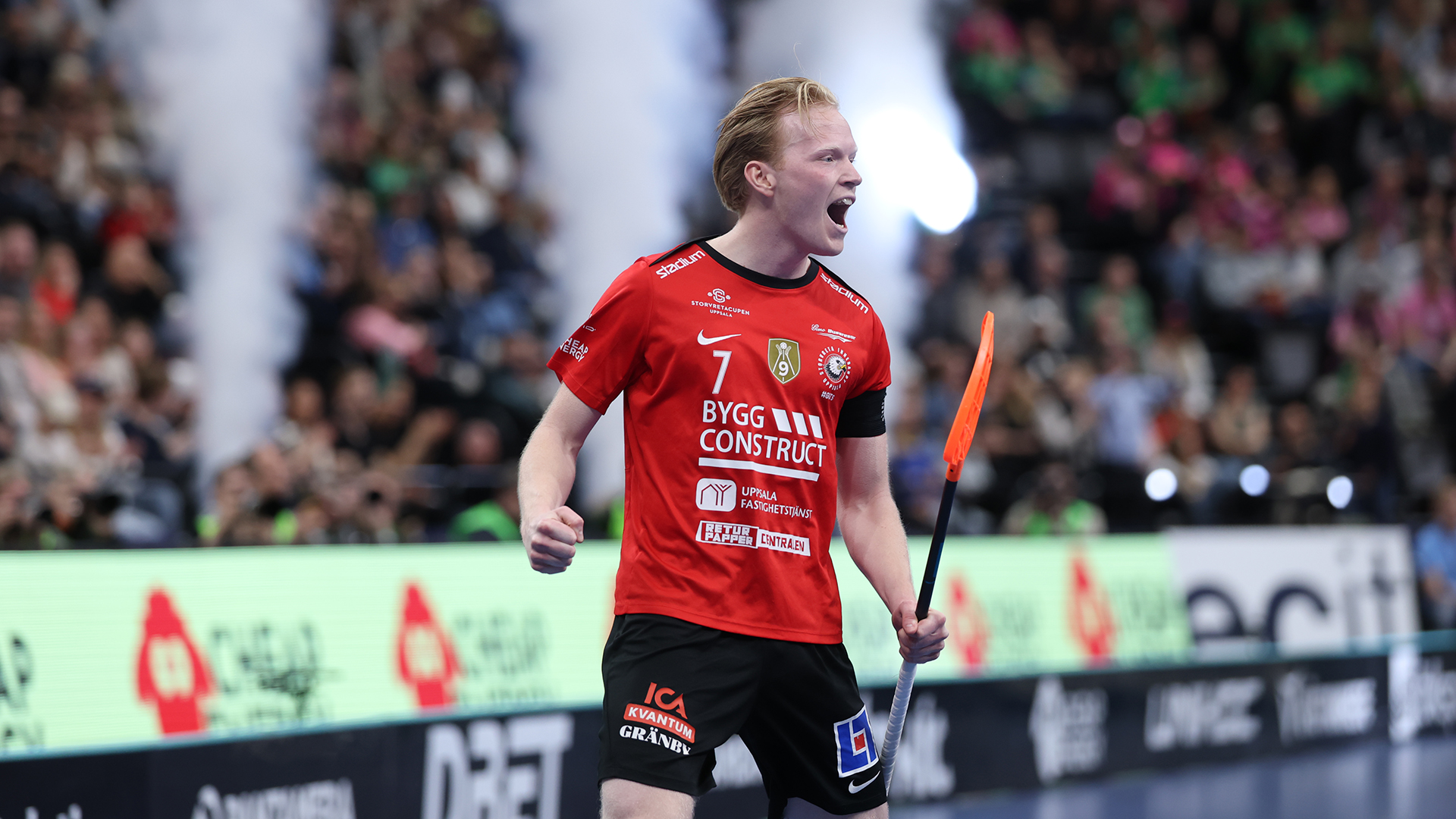 Foto på en innebandyspelare. 