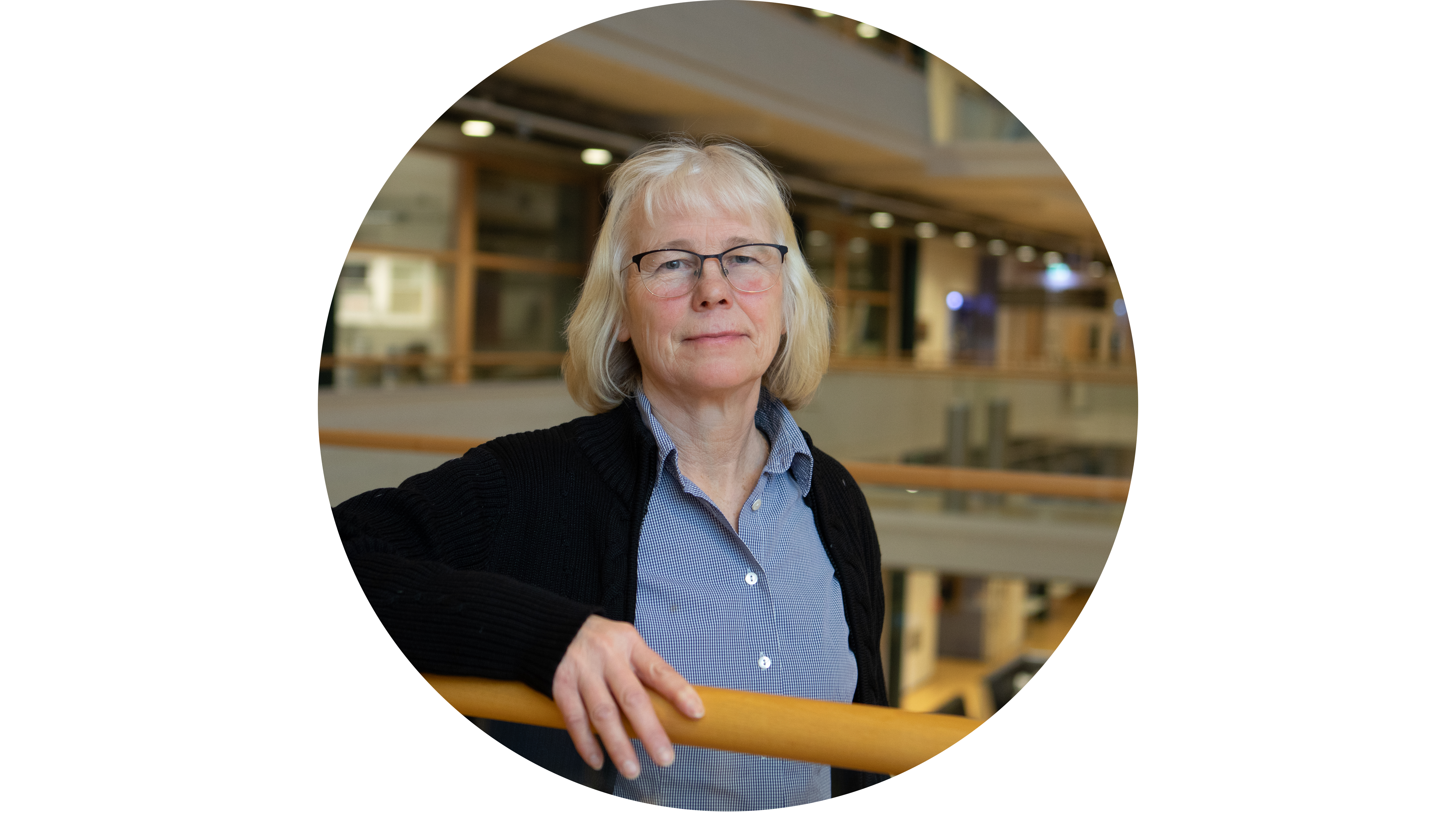 Porträttfoto av en kvinna (Ingrid Hansson, SLU) inomhus.
