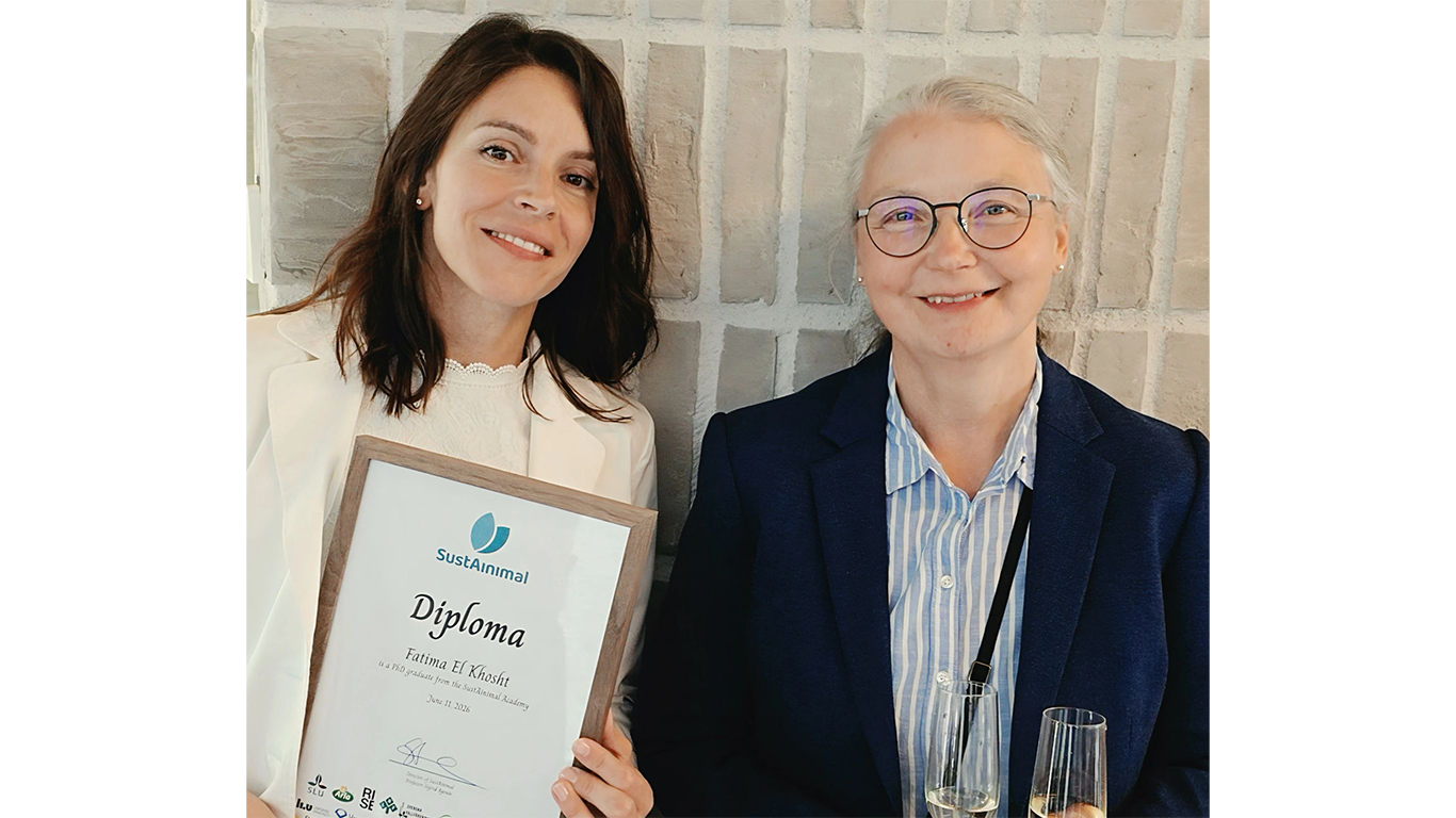 Fatima med diplom bredvid Sigrun, foto.