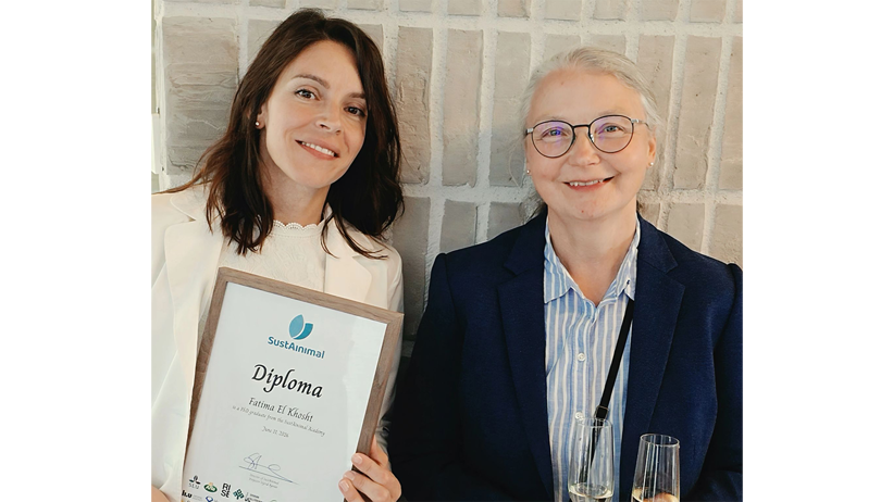 Fatima med diplom bredvid Sigrun, foto.