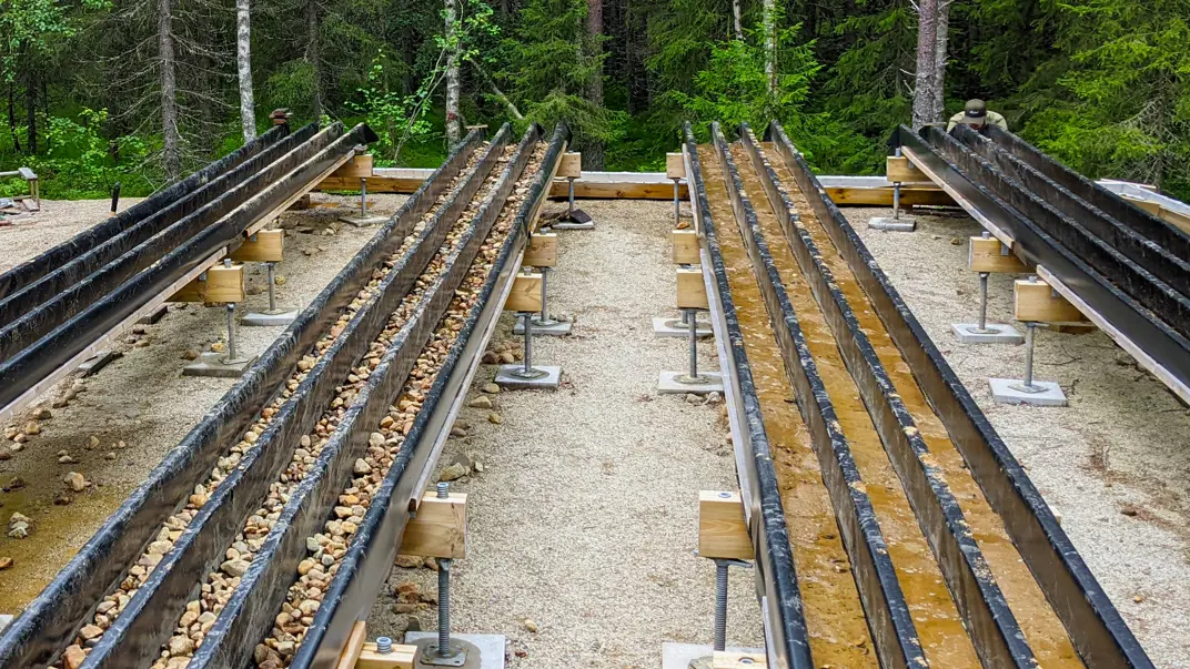 Kanaler med sten och sand till ett SLU-experiment.