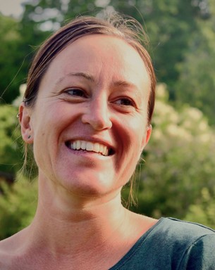 Portrait photo of Nina Roth