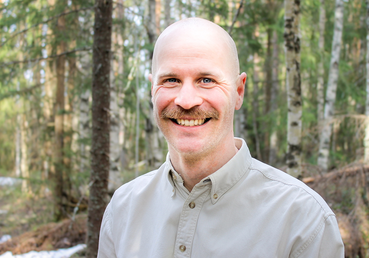 glad ung man i skogen