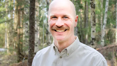 glad ung man i skogen