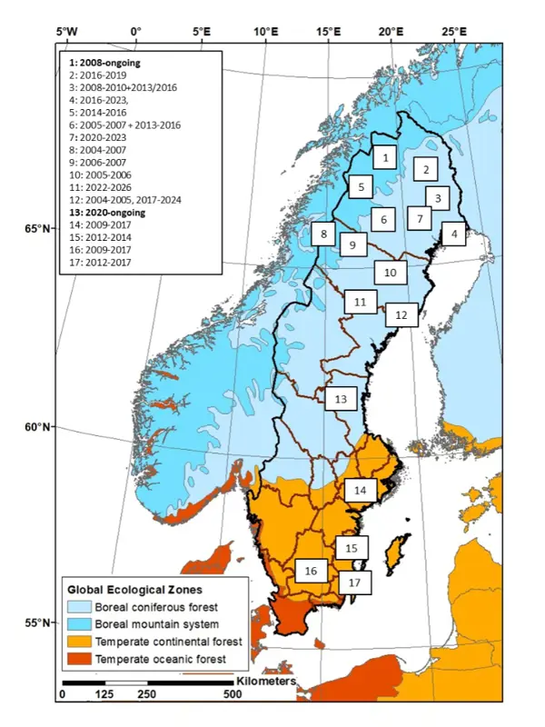 Karta över Sverige med orange och blåa fält som visar var älgmärkningsprojekten finns.