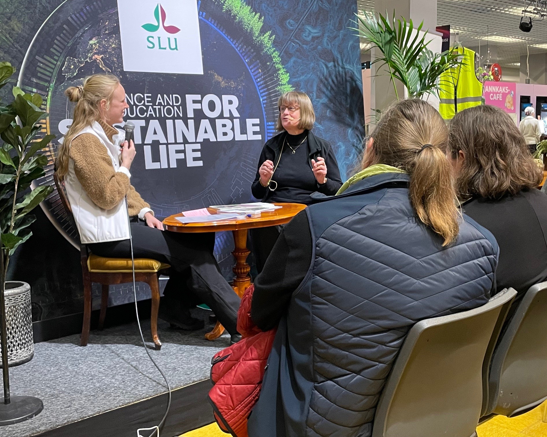  Forskare intervjuas på scen