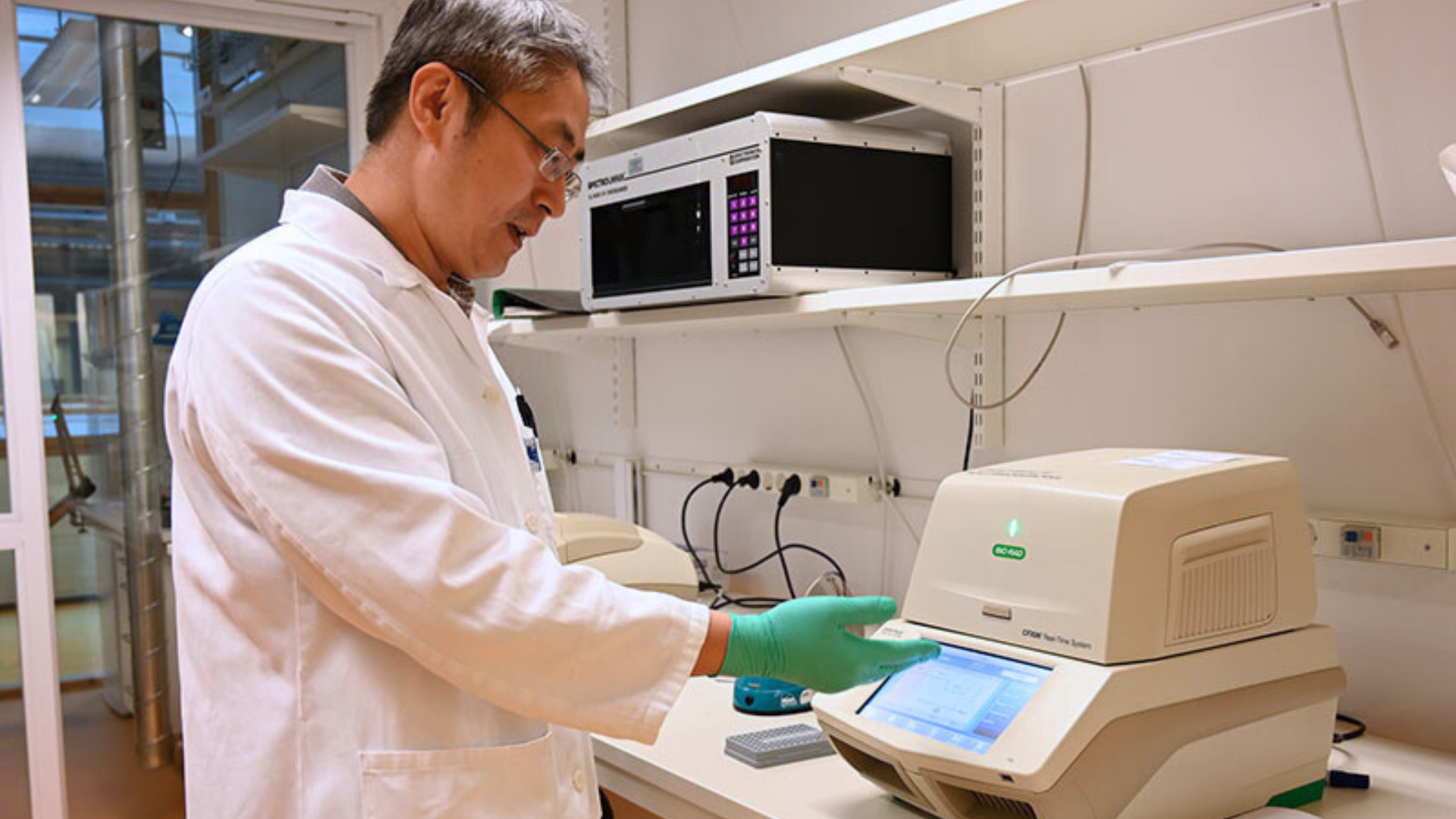 Person wearing a white lab coat.