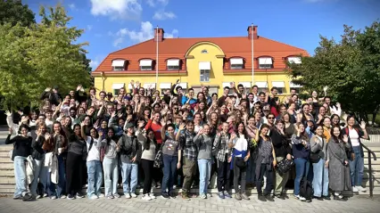 En group photo of newly arrived students at Campus Uppsala