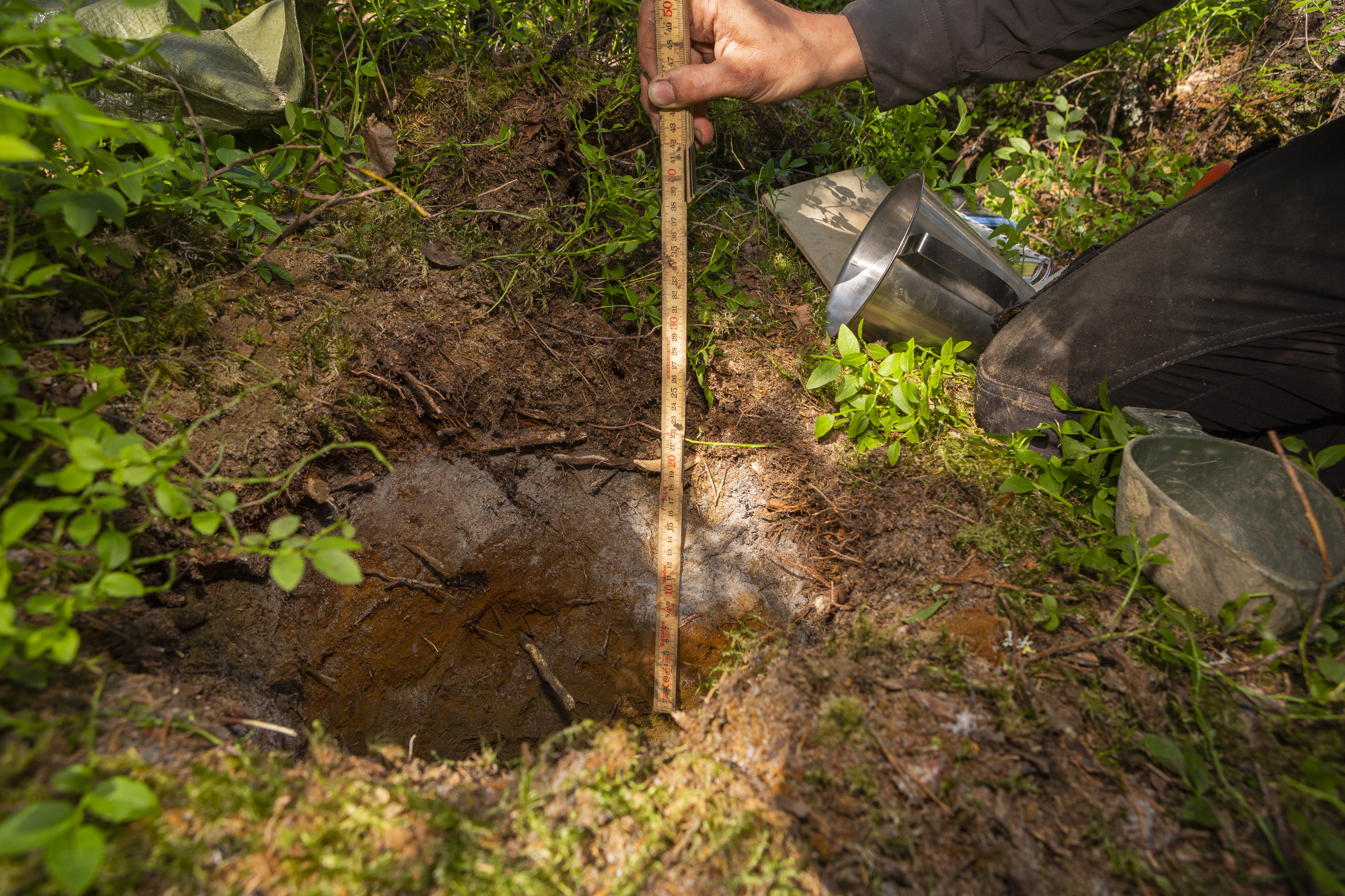  Johannes undersöker jordlagrens skiktning.