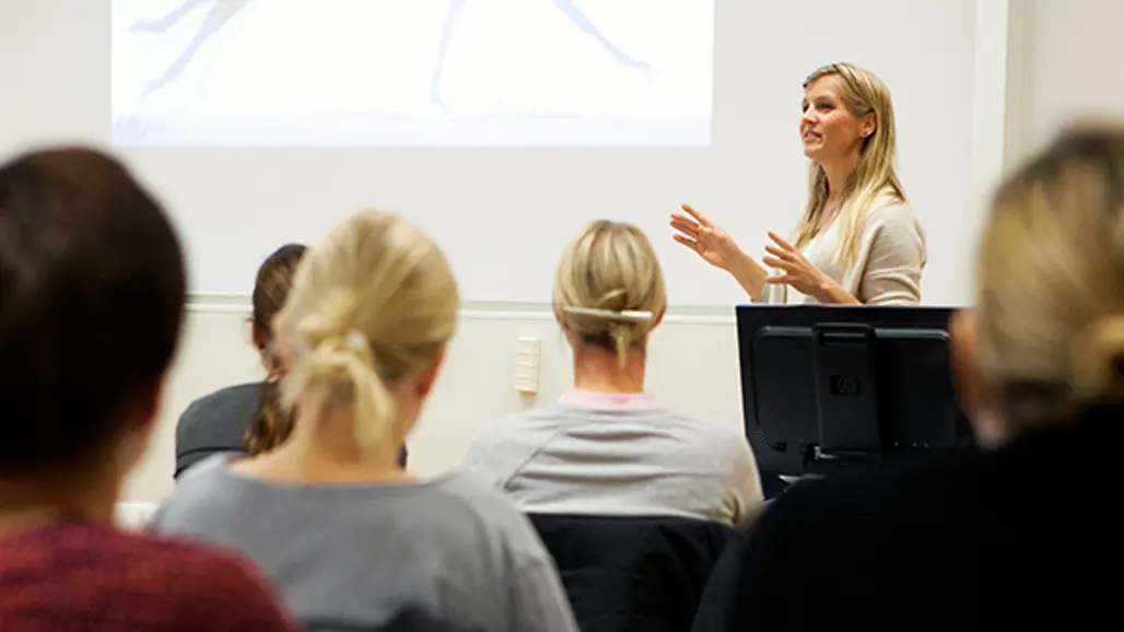 Foto av kvinnlig (Marie Rhodin, SLU) föreläsare framför veterinärstudenter.
