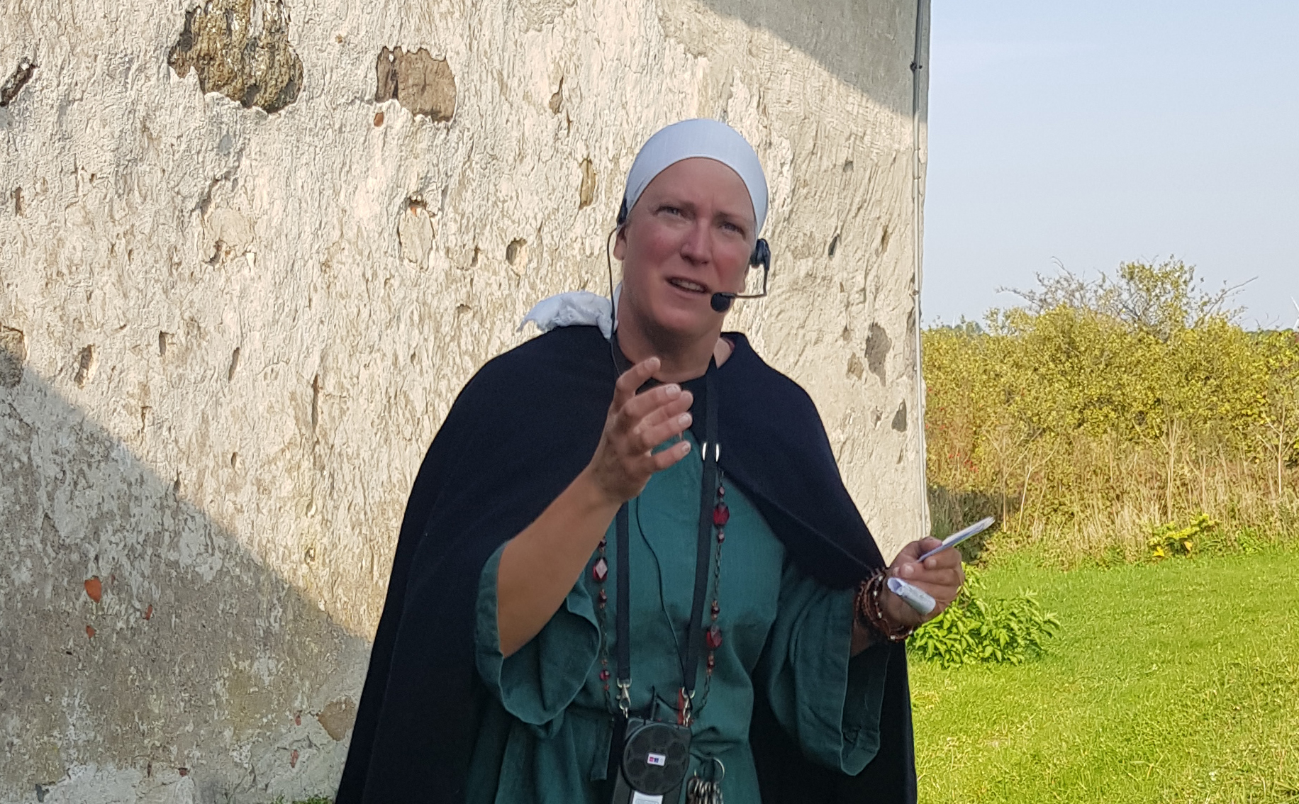 En kvinna vid en mur