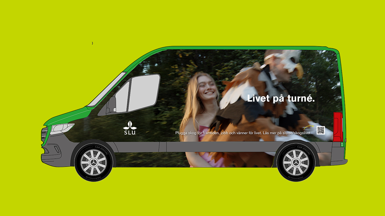 Illustration av en grön och grå turnébuss i profil mot en limegrön bakgrund. På bussens sida finns ett foto på en person som åker på pakethållaren på en cykel utomhus, bakom en person utklädd till en örn, tillsammans med texten ”Livet på turné.” samt SLU:s logotyp och en QR‑kod. Skiss.