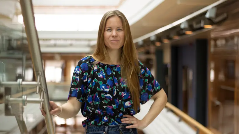 Porträtt av kvinna (doktorand Victoria Ekenberg) inomhus vid SLU.