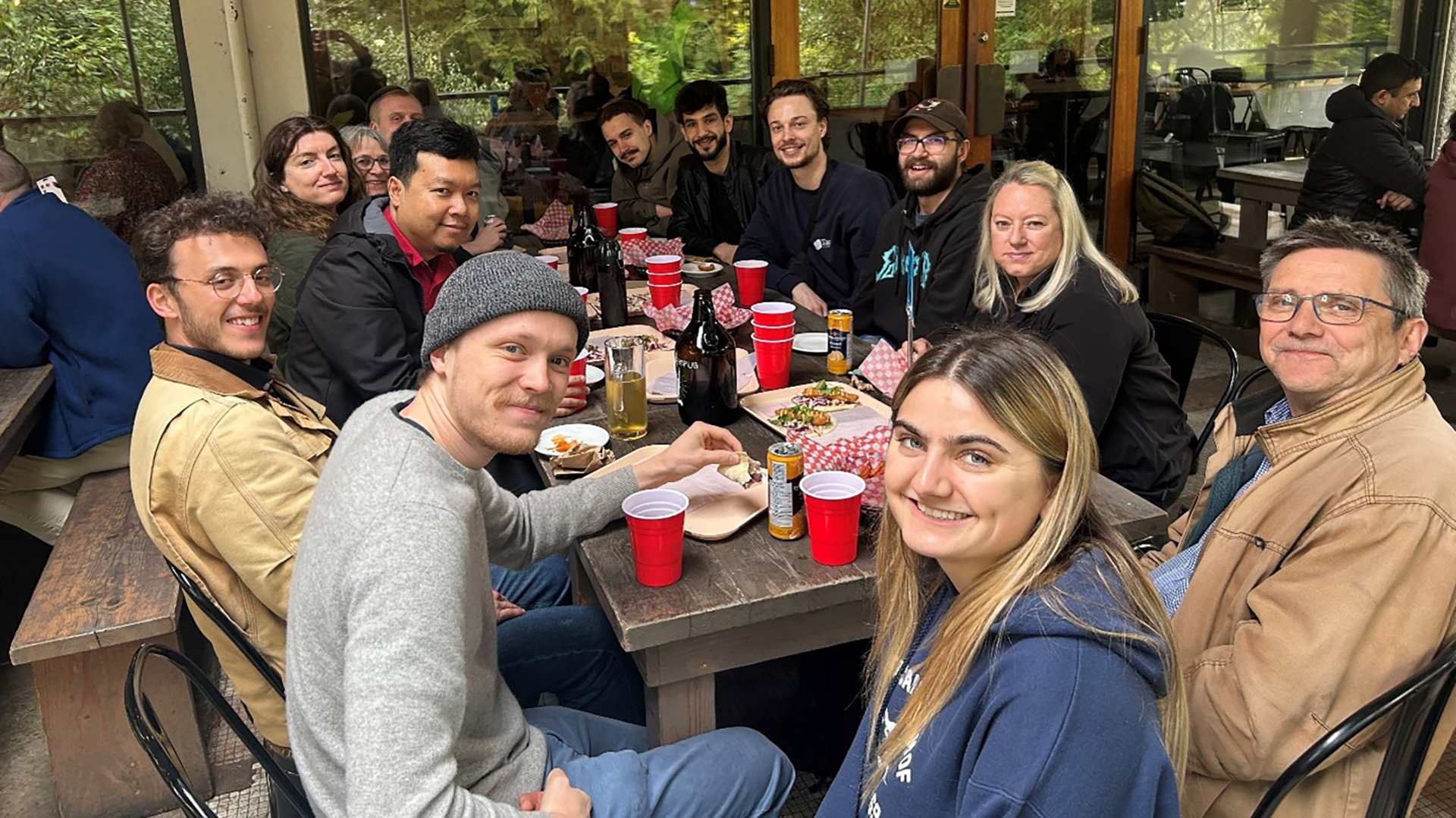 En grupp människor på restaurang