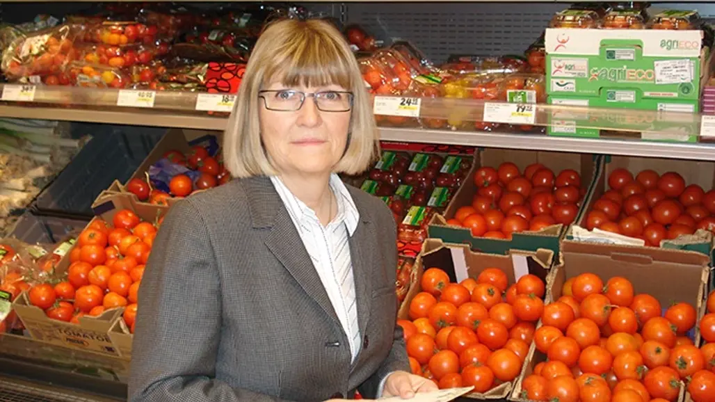 En kvinna framför tomater