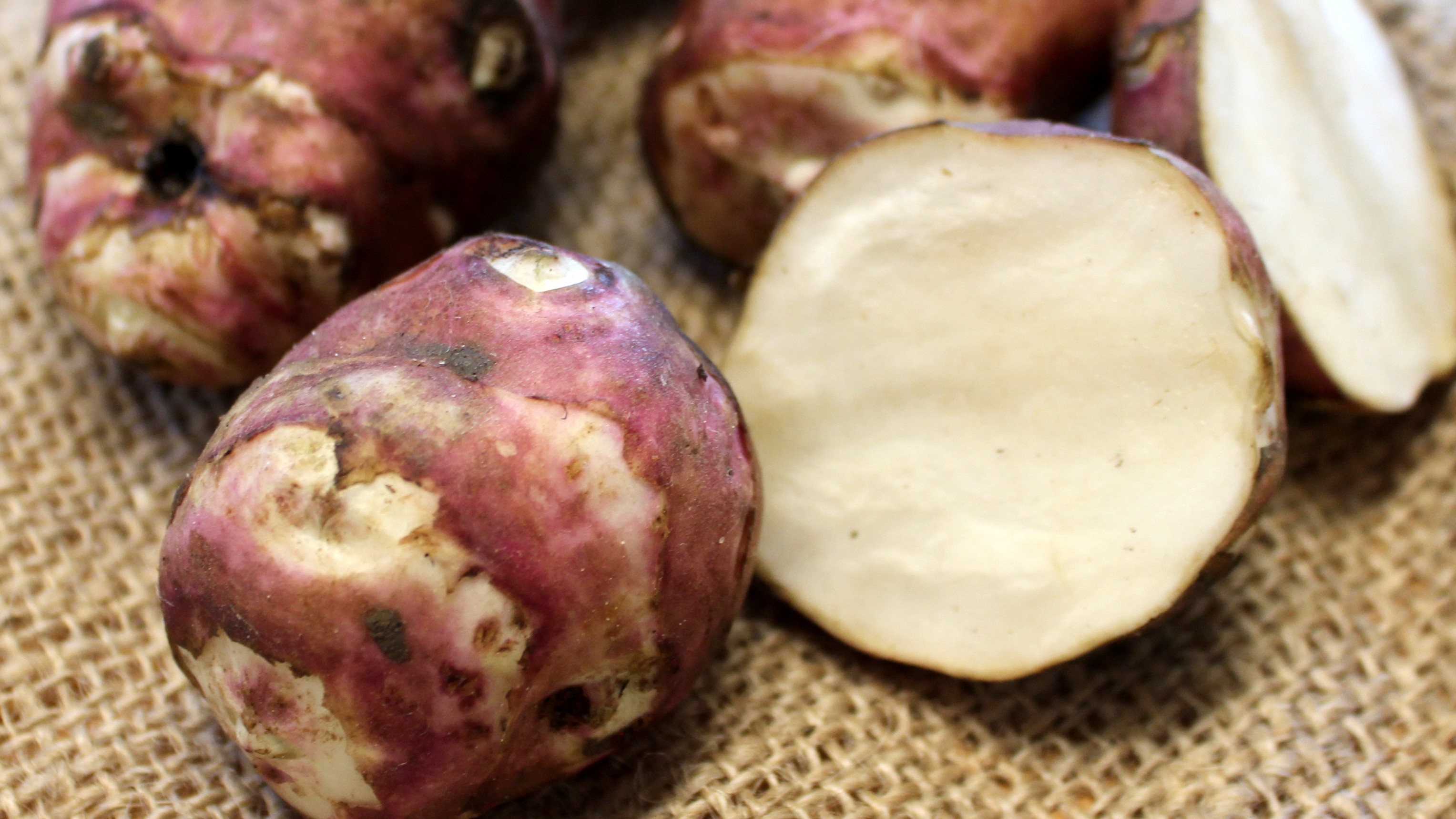 Jordärtskockor ligger på juteväv. 