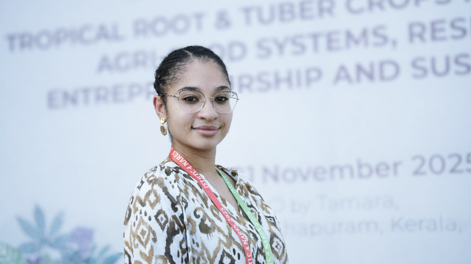 En kvinna med glasögon. Foto.