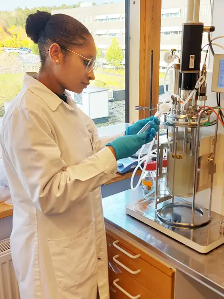 A woman in a laboratory. Photo.