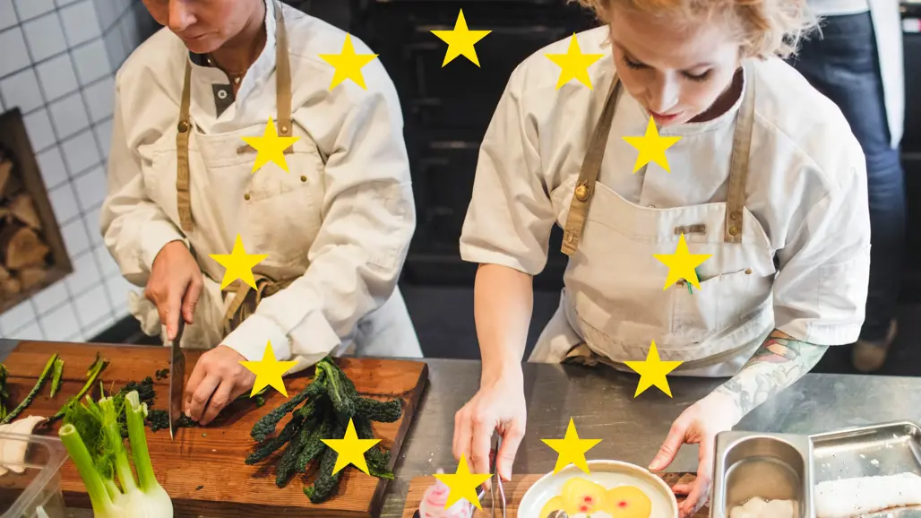 Två kvinnliga kockar i ett restaurangkök. Foto: Maskot bildbyrå.