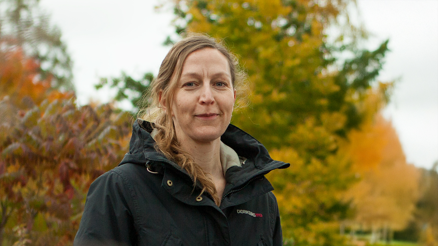 En kvinna utomhus. Foto.