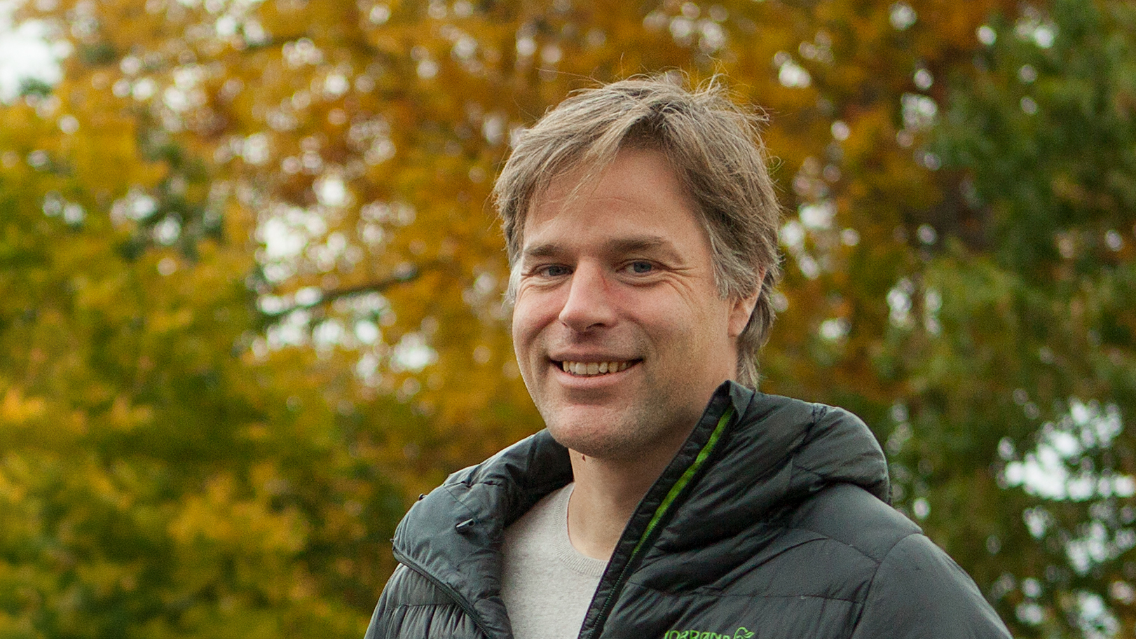 En man utomhus. Foto.