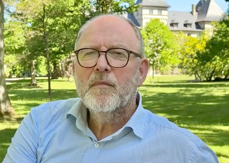 Man med skägg och glasögon