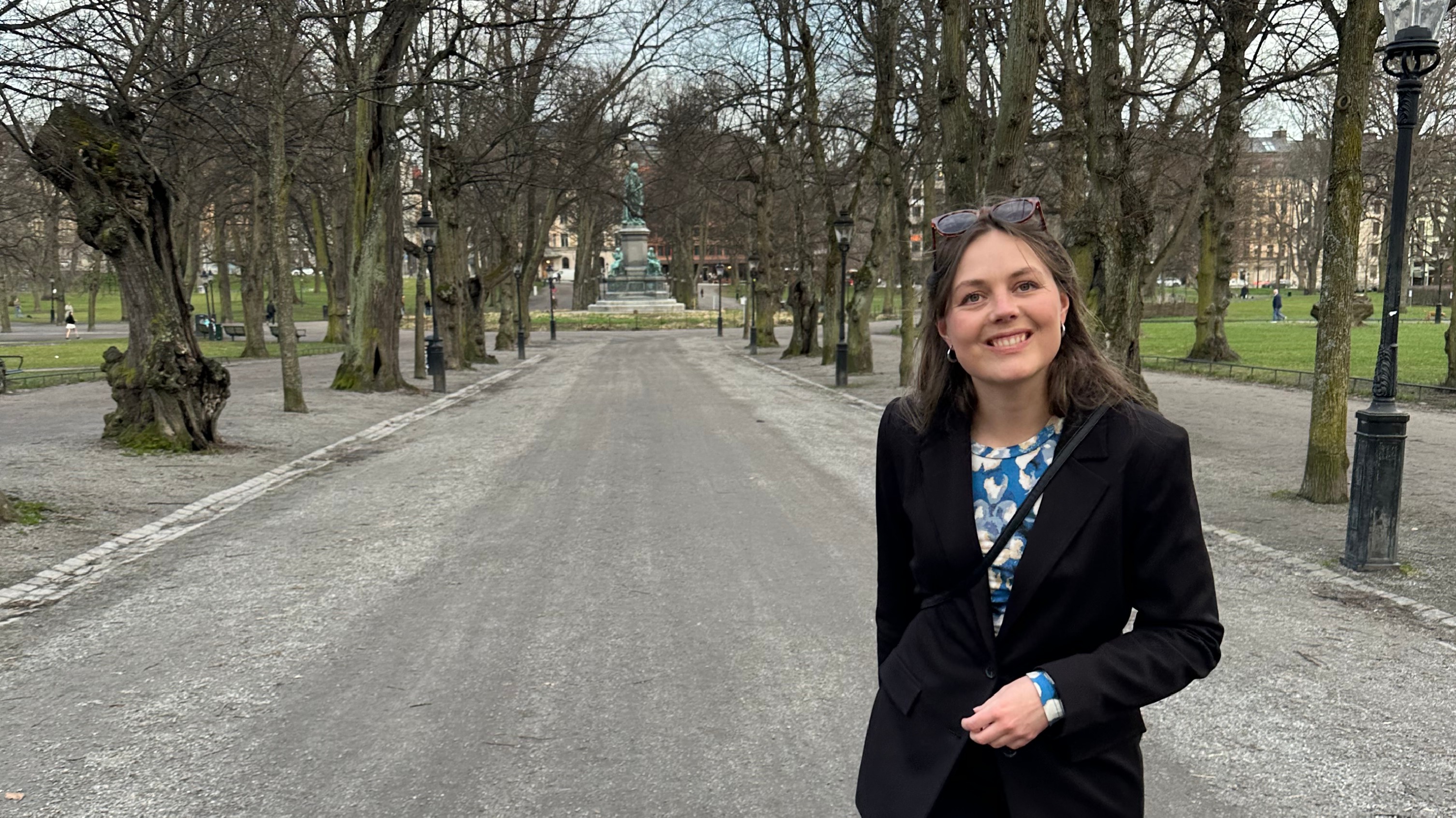 A picture of a smiling woman.