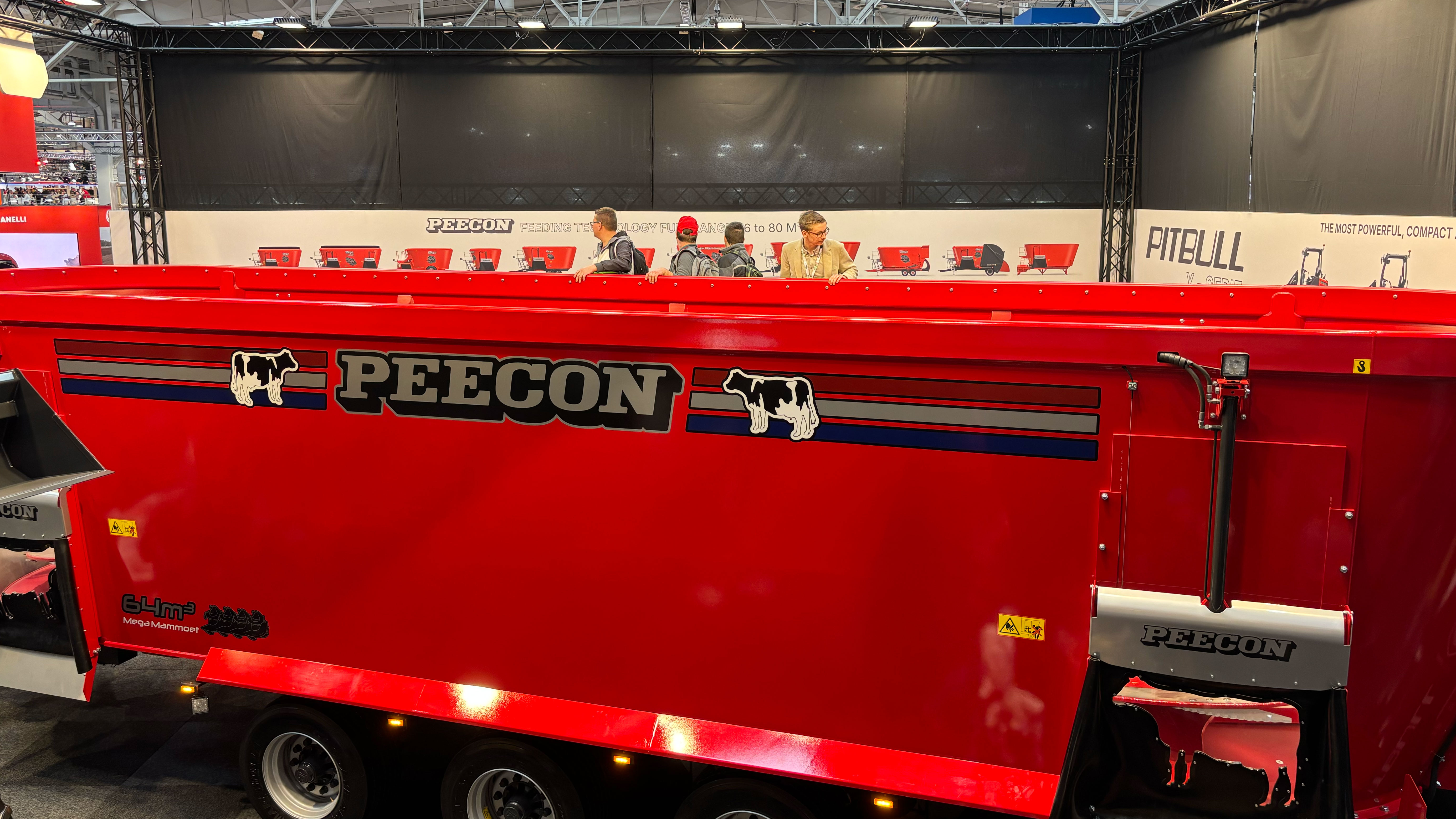 Stor röd fodervagn på maskinmässa