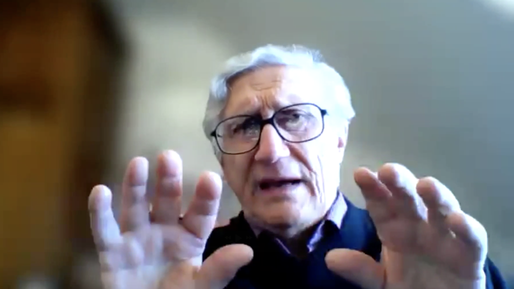 man håller upp händerna framför ansiktet