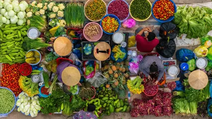 Vy ovanifrån på färgglad matmarknad i Vietnam. Foto: Shutterstock.