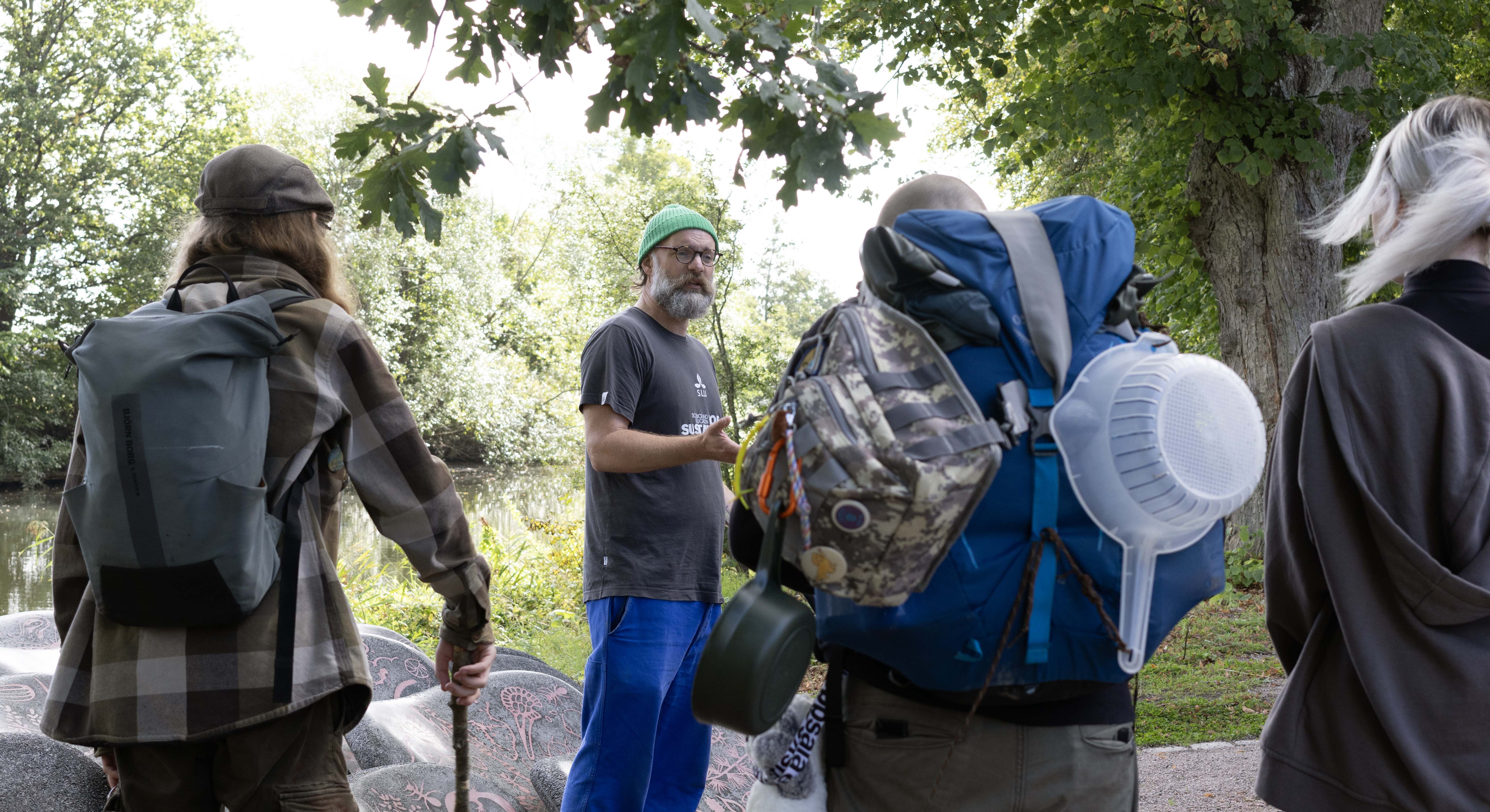 Grupp i samtal utomhus. Foto.