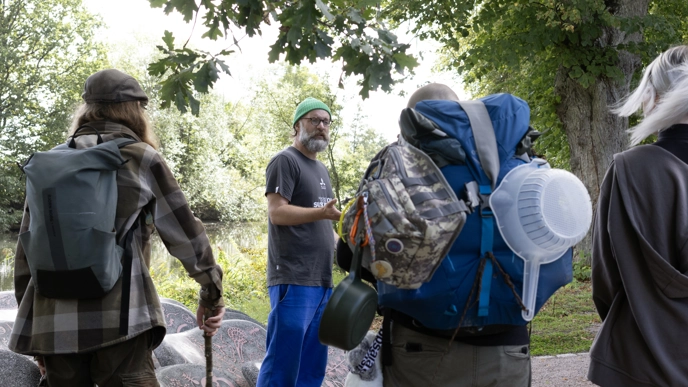 Grupp i samtal utomhus. Foto.