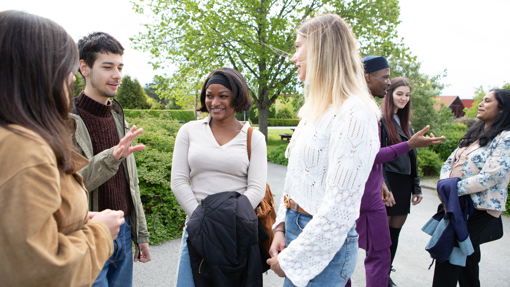 Studenter som samtalar utomhus på campus