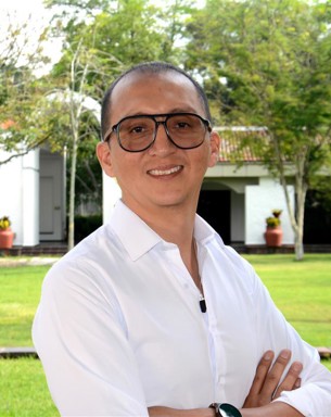 Portrait photo of Miguel Romero