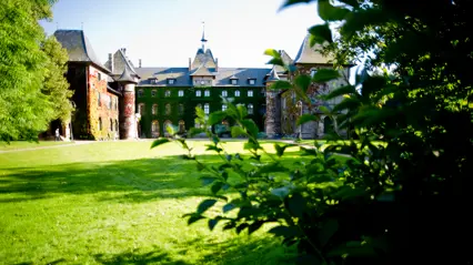 Park med slott i bakgrunden