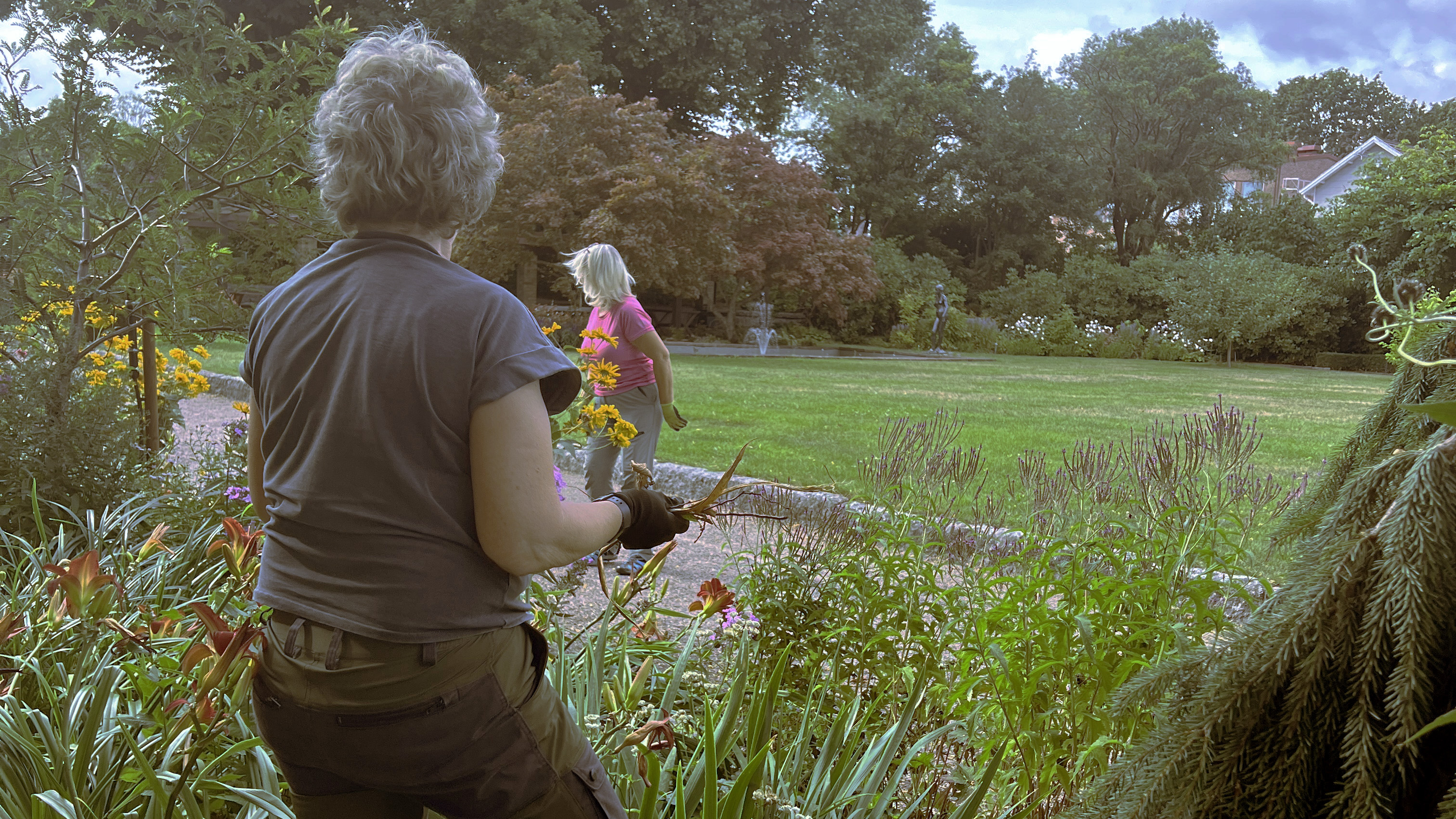 Två kvinnor i en trädgård