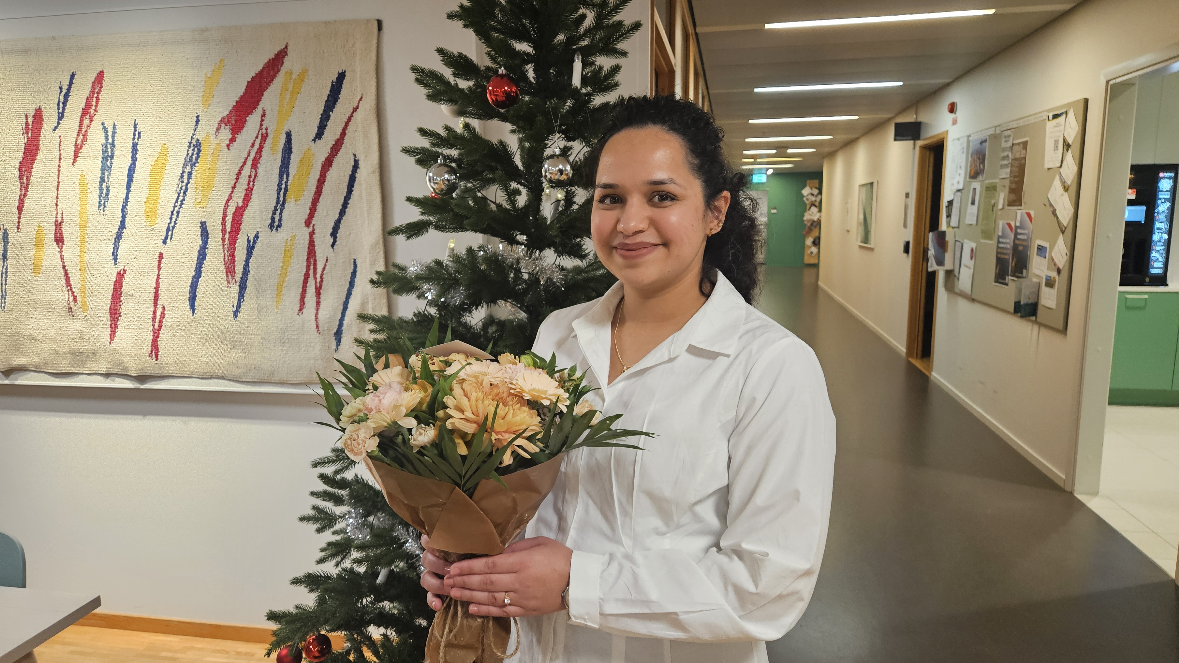 Hina Hashim efter avslutad disputation med blombukett