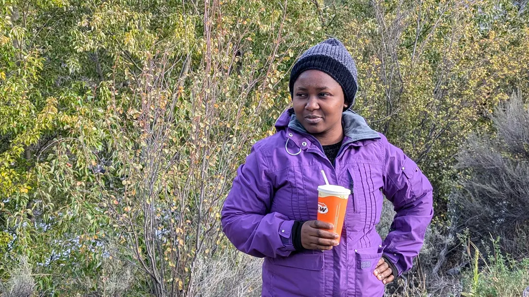 Porträtt av kvinna med lila jacka