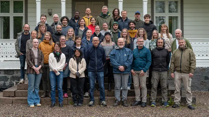 A large group of people on the steps of a white house.