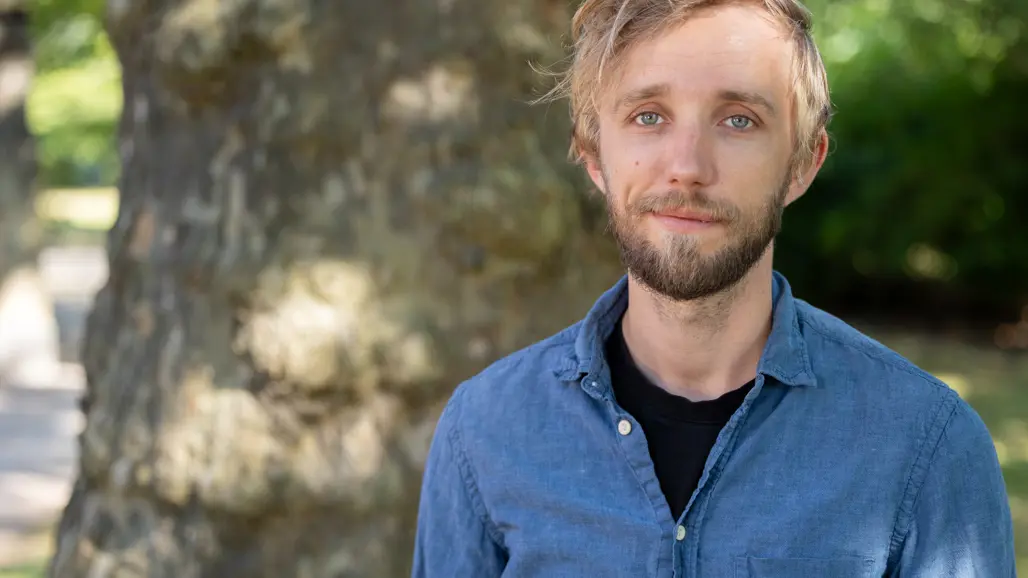 man framför ett träd