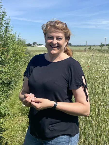 En kvinna vid en åker