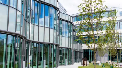vågformat hus mycket glas, veterinärmedicinskt centrum, SLU Uppsala