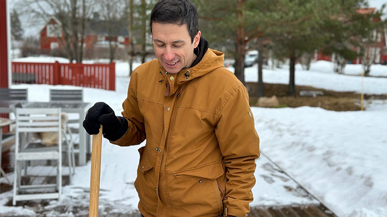 Francisco X Aguilar, professor i skogsekonomi har själv en ny altan vid sitt hus. Och han tycker att svenskt trä är en produkt väl värd att använda. Bild: Daniel Stjärna, SLU.